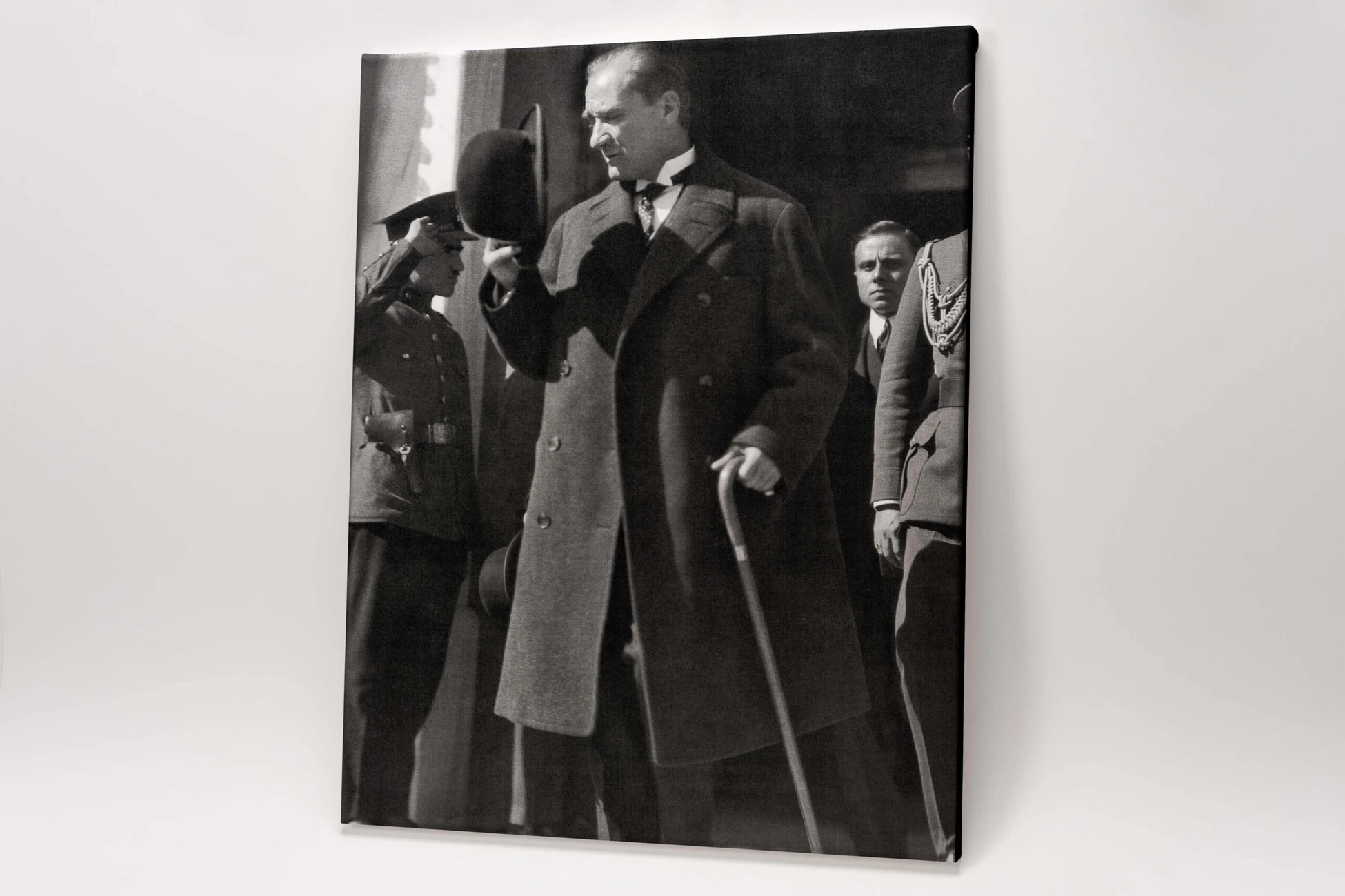 Atatürk Tablosu; Halkı Selamlarken 1. Siyah - Beyaz