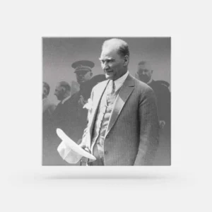 Atatürk Tablosu; Gülümserken. Siyah - Beyaz, Kare
