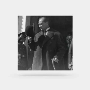Atatürk Tablosu; Halkı Selamlarken 1. Siyah - Beyaz, Kare