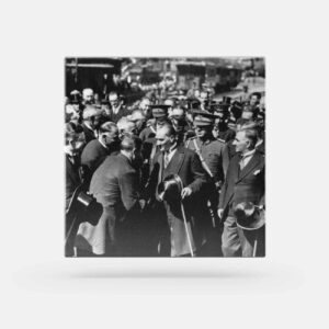 Atatürk Tablosu; Halkı Selamlarken 2. Siyah - Beyaz, Kare