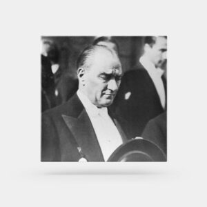 Atatürk Tablosu; Smokin Giyimli 1. Siyah - Beyaz, Kare