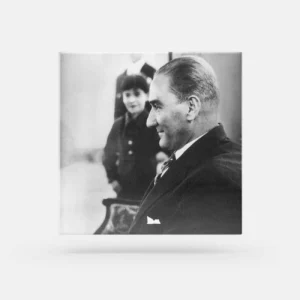 Atatürk Tablosu; Tenis Maçı İzlerken Siyah - Beyaz, Kare