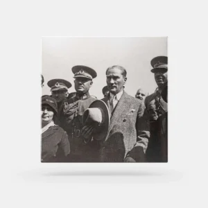 Atatürk Tablosu; Şapka Devrimi, Şapka İnkılâbı. Siyah - Beyaz, Kare