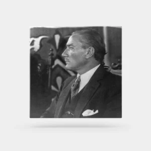 Atatürk Tablosu; Şık Takım Elbiseli 3. Siyah - Beyaz, Kare