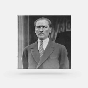 Atatürk Tablosu; Şık Takım Elbiseli 5. Siyah - Beyaz, Kare